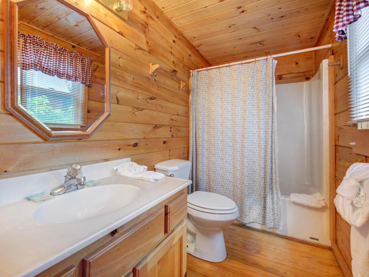 Bear Tracks, 2 Bedrooms, Hot Tub, Fireplace, Wifi, Jetted Tub, Sleeps 6 Гатлінбург Екстер'єр фото