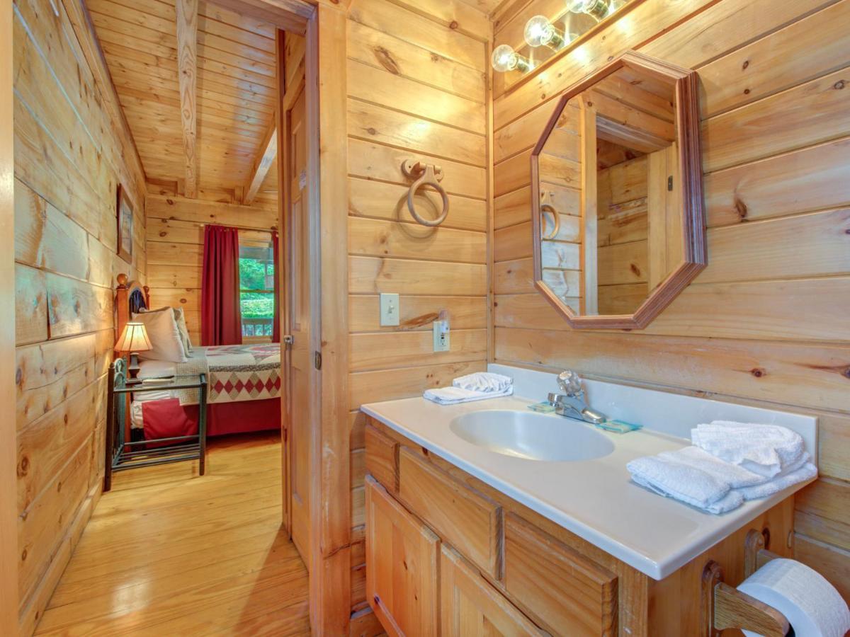 Bear Tracks, 2 Bedrooms, Hot Tub, Fireplace, Wifi, Jetted Tub, Sleeps 6 Гатлінбург Екстер'єр фото